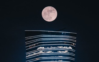 Siêu trăng cuối cùng năm 2022 đẹp huyền ảo, lửng lơ trên nóc tòa nhà TP.HCM