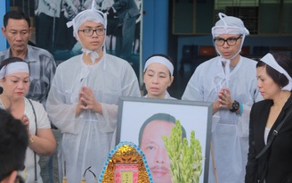 Linh cữu cố nghệ sĩ Thanh Hoàng ghé thăm sân khấu kịch 5B lần cuối
