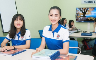 Hoa hậu Tiểu Vy giản dị trong ngày đầu nhập học