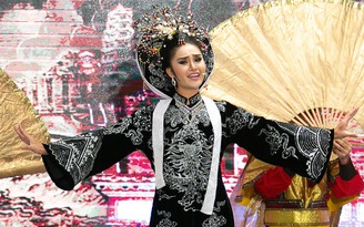 Thí sinh 'Hoa hậu Hoàn vũ Việt Nam' hát cải lương trong phần thi tài năng
