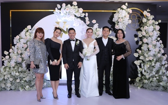 Hồ Hoài Anh tình cảm cùng Lưu Hương Giang đến dự lễ cưới của Giang Hồng Ngọc