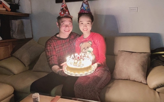 Nghệ sĩ Công Lý giản dị tổ chức sinh nhật cùng bạn gái kém 15 tuổi