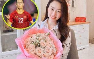 Huỳnh Hồng Loan được cầu thủ Tiến Linh tặng hoa 8.3