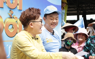 Chí Tài được khán giả vây quanh xin chữ ký trong show truyền hình chưa lên sóng