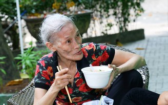 'Quái kiệt' Bo Bo Hoàng làm việc vất vả, tự nuôi sống bản thân ở tuổi 74