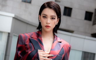 Hoa hậu Tiểu Vy diện thiết kế xẻ ngực đi chấm thi 'Miss World Vietnam 2022'