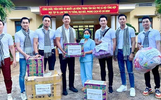 Hồ Đức Vĩnh, Nguyễn Phi Hùng trao quà cho người dân, bộ đội vùng biên giới