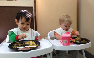 Trẻ em Việt ở Mỹ bất ngờ được dạy ăn 'bốc' và ăn gì ở trường học?
