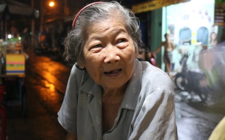 Xe bánh mì 30 năm trong hẻm Sài Gòn ăn ‘bao ngon’ của bà cụ 72 tuổi