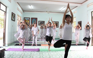 Cô giáo yoga đến với 'cõi điên': Rơi nước mắt vì bệnh nhân bị kỳ thị