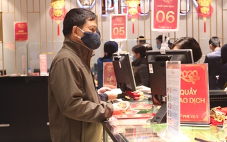 Người Hà Nội... thong thả đeo khẩu trang mua vàng vía Thần Tài