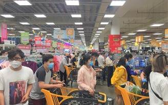 Trước 0 giờ 28.3, người Sài Gòn dồn vào siêu thị cho tuần 'sống chậm' phòng Covid-19