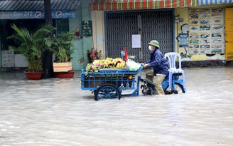 Mưa lớn 1 tiếng khu trung tâm, người Sài Gòn lại lội nước vượt đường Nguyễn Hữu Cảnh