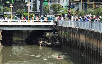 Trăm người đứng xem vớt thi thể người đàn ông nghi nhảy cầu Trần Quang Diệu