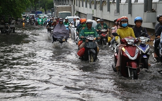 Sáng sớm TP.HCM mưa to ở nhiều nơi, vì sao?