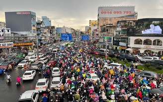 TP.HCM đang mưa to cục bộ, đường ngập: Kẹt xe không nhích được, cẩn thận giông sét