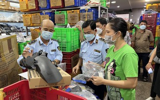 TP.HCM: Quản lý thị trường kiểm tra nhiều cửa hàng bán phụ tùng xe máy tại chợ Tân Thành