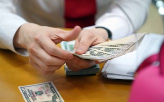 Cá nhân xuất trình giấy tờ khi đổi tiền tại đại lý