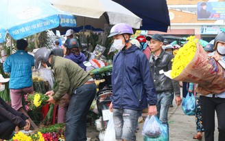 Cảm thấy rất rộn ràng vì được theo chân mẹ đi chợ quê ngày tết