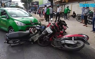 Taxi “hạ gục” hàng loạt xe máy đang chờ đèn đỏ Taxi “hạ gục” hàng loạt xe máy đang chờ đèn đỏ