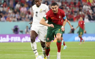 HLV tuyển Ghana mỉa mai Ronaldo được trọng tài 'tặng' bàn thắng