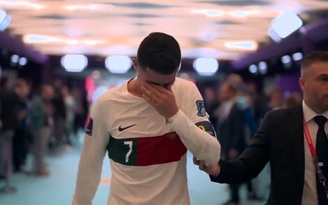 Lộ cảnh Ronaldo khóc nức nở trong đường hầm sau trận đấu cuối cùng ở World Cup