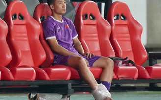 Bùi Tiến Dũng buồn thiu nhìn đồng đội tuyển Việt Nam tập trên sân Thammasat