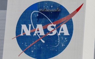 NASA hoãn đưa người lên mặt trăng