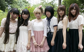 Nhóm nhạc nữ Nhật Bản gây phản cảm khi chụp ảnh ‘giường chiếu’ với fan