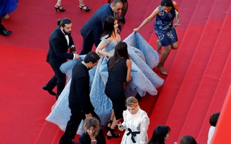 5 người phụ nâng váy cho Hoa hậu đẹp nhất thế giới đi thảm đỏ Cannes