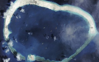 Trung Quốc phản ứng vụ tàu khu trục Mỹ vào gần đảo nhân tạo xây phi pháp