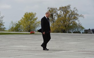Giới khoa học giải mã dáng đi 'xạ thủ' của Tổng thống Putin