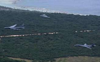 Bộ ba oanh tạc cơ B-1, B-2, B-52 cùng bay tới Biển Đông