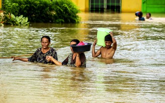 Cô gái Philippines sống sót sau khi bị bão cuốn trôi 900 km
