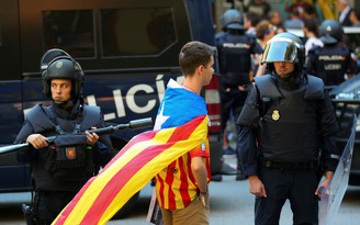 Tây Ban Nha rút dần cảnh sát khỏi Catalonia