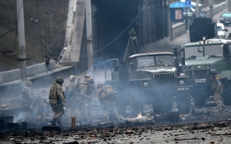 Ngày thứ 4 chiến sự: Nga tiến quân, Ukraine kháng cự quyết liệt, EU tung đòn hiếm