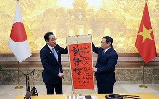 Thủ tướng Phạm Minh Chính tặng bức thư pháp cho Thủ tướng Nhật Bản Kishida
