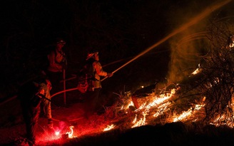Cháy rừng lan nhanh ở California