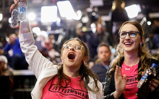 CẬP NHẬT kết quả bầu cử Mỹ: Bám đuổi kịch tính, Dân chủ thắng ghế nóng ở Pennsylvania