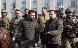 Tổng thống Zelensky bất ngờ đến Kherson gặp gỡ binh sĩ, người dân