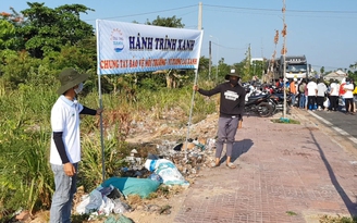 Học cụ già nhặt rác, nhóm quyết tâm: 'Họ vứt tụi em nhặt, cho đến khi họ hết vứt'