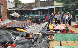 Lãnh đạo tỉnh Phú Yên thăm các hộ dân bị bão số 5 giật sập nhà