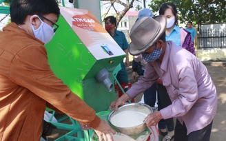 'ATM gạo' về huyện miền núi Phú Yên giúp dân nghèo qua dịch Covid-19