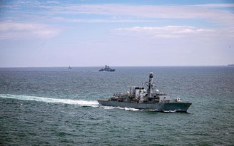 Anh điều tàu hải quân theo dõi tàu chiến Nga qua eo biển Manche