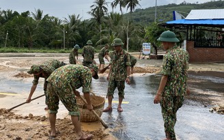 Phú Yên: Quân đội, công an giúp dân khắc phục sau bão lũ số 12