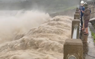 Phú Yên: Hai nhà máy thủy điện xả lũ, vùng hạ du ngập sâu