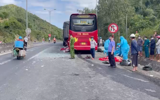 Phú Yên: Xe khách đâm vào đuôi xe đầu kéo, 1 người chết, 10 người bị thương