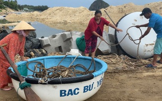 Phú Yên: Ngư dân khẩn trương di dời lồng, bè lên bờ tránh bão Noru