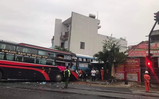 Phú Yên: 2 xe ô tô khách va chạm, 1 xe đâm vào nhà dân bên đường