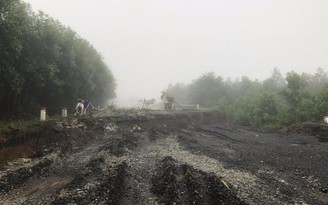 Hơn 70m đường bê tông xi măng lún sâu hơn 1m sau đợt mưa lũ